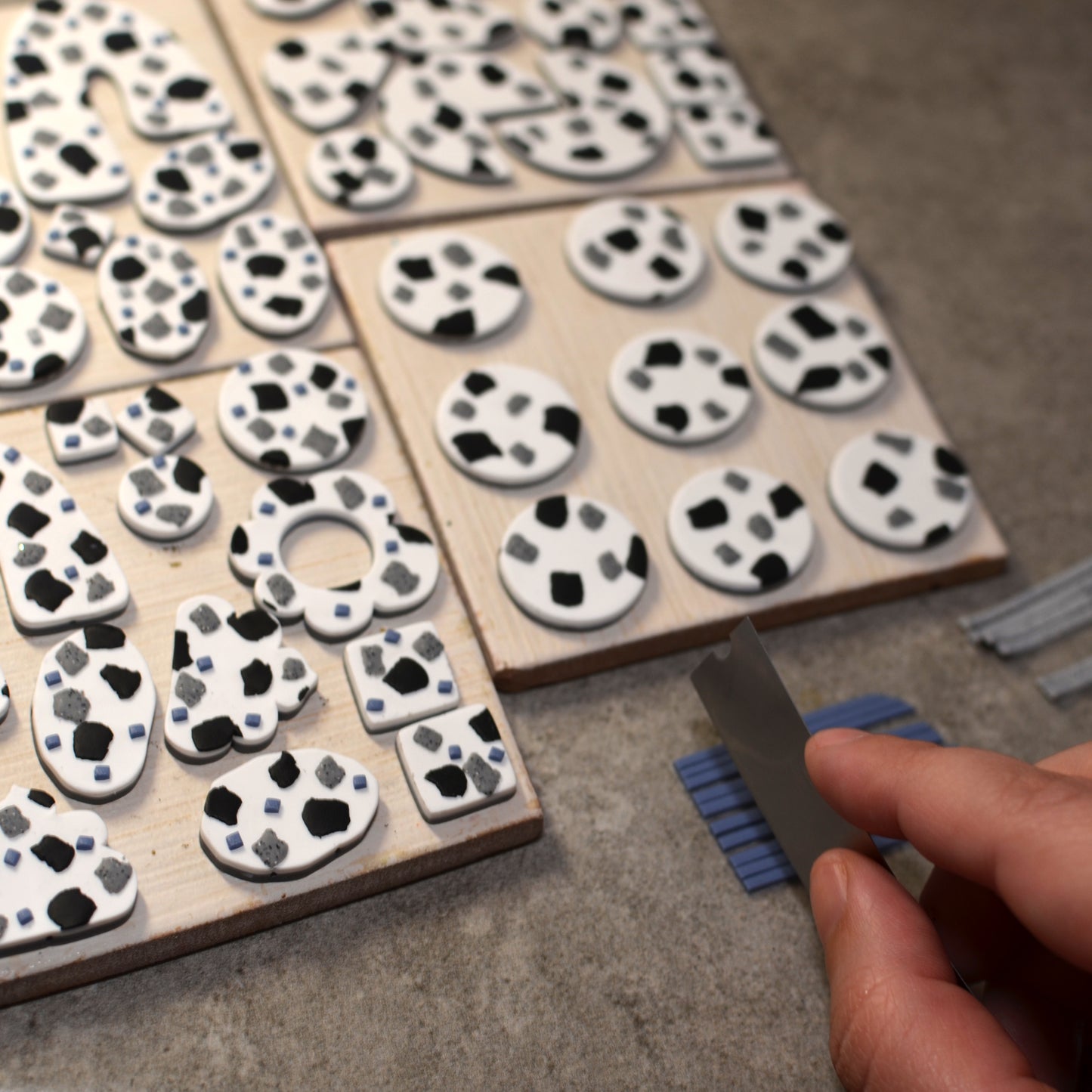 Δαχτυλίδι στρογγυλό με τεχνική terrazzo και ατσάλινη βάση