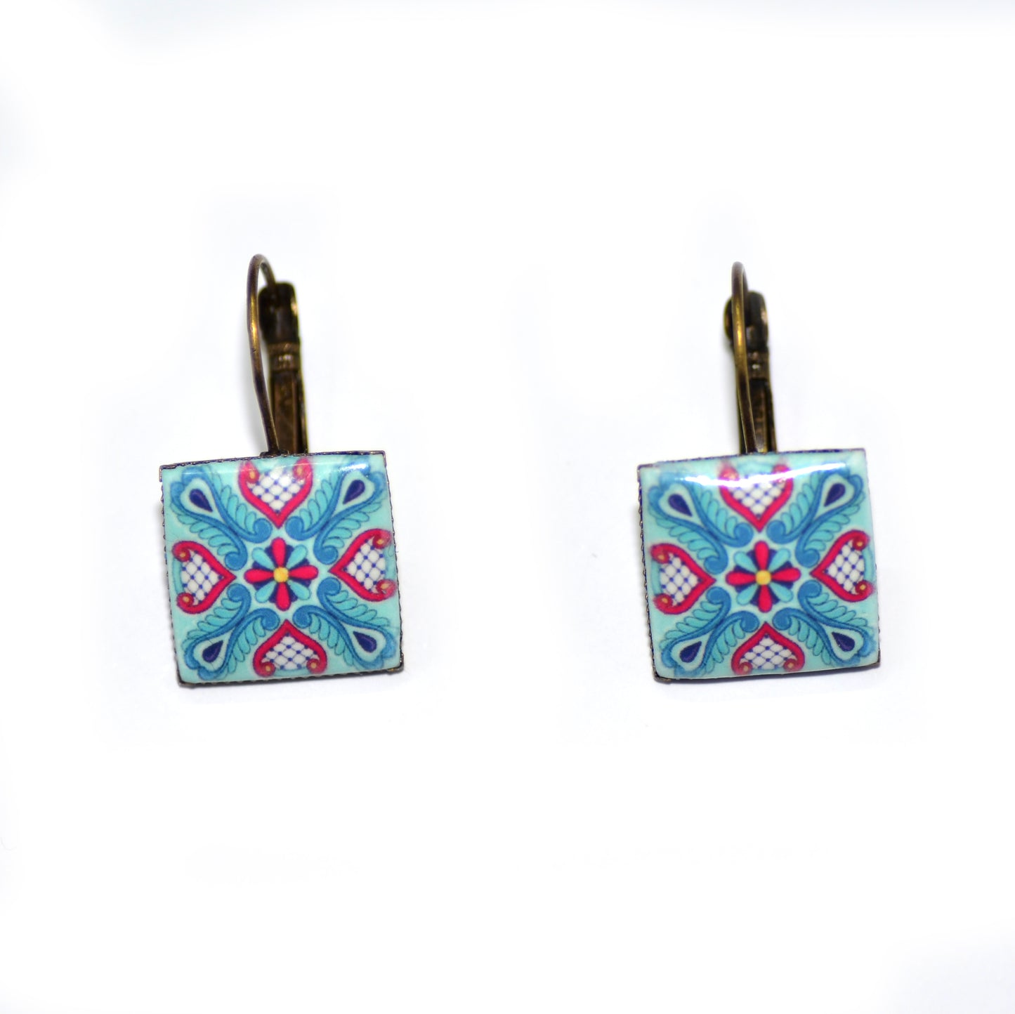 Λίγο κρεμαστά σκουλαρίκια τετράγωνα πλακάκια σε μπρονζέ βάσεις