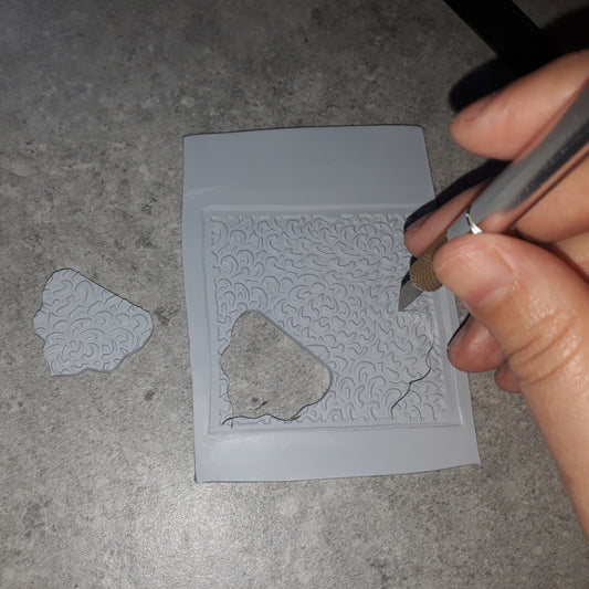 Μεγάλα καρφωτά σκουλαρίκια γκρι animal print με κόκκινο leopard