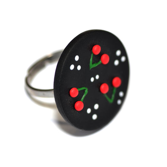 Στρογγυλό δαχτυλίδι κερασάκια σε μαύρο φόντο