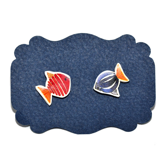 Καρφωτά ανόμοια σκουλαρίκια κόκκινο και μπλε ψαράκι από πολυμερικό πηλό