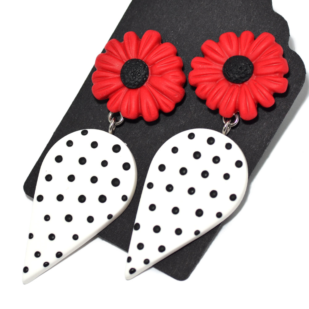 Κρεμαστά σκουλαρίκια πουά δάκρυα με κόκκινες μαργαρίτες από πολυμερικό πηλό