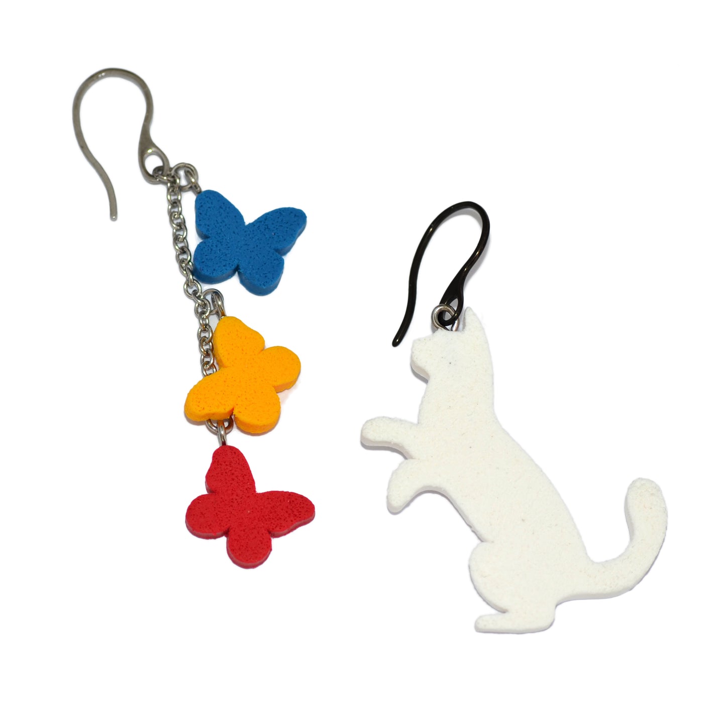 Ανόμοια κρεμαστά σκουλαρίκια άσπρη γάτα με πεταλούδες από πολυμερικό πηλό