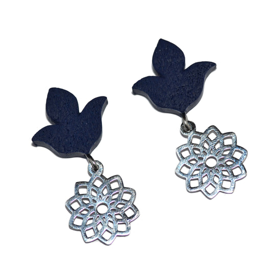 Μικρά σκουλαρίκια κρεμαστά με μπλε λουλούδι και ατσάλινο δαντελένιο στοιχείο
