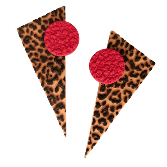 Σκουλαρίκια καρφωτά τρίγωνα καφέ με λεοπάρ μοτίβο και κόκκινο από πολυμερικό πηλό