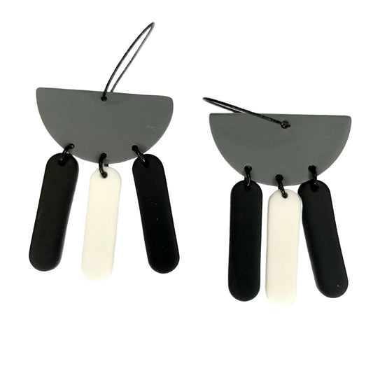 Σκουλαρίκια κρεμαστά κρίκοι σε ασπρόμαυρο με γκρι από πολυμερικό πηλό