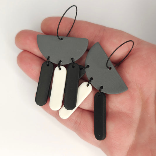 Σκουλαρίκια κρεμαστά κρίκοι σε ασπρόμαυρο με γκρι από πολυμερικό πηλό