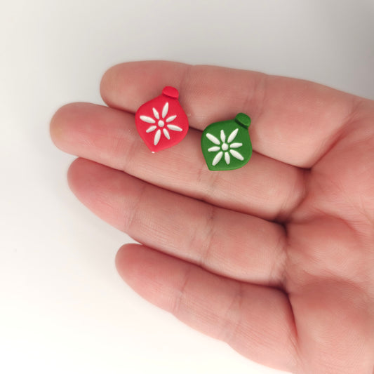 Χριστουγεννιάτικα καρφωτά σκουλαρίκια κόκκινο και πράσινο στολίδι από πολυμερικό πηλό