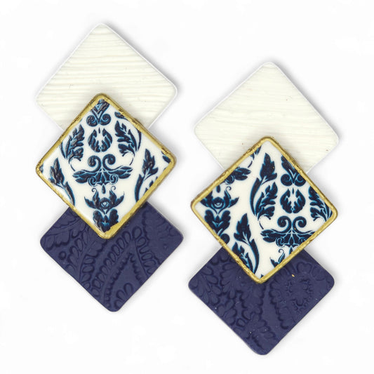 Σκουλαρίκια καρφωτά τετραγωνάκια μπλε μεταξοτυπία σε μπαρόκ στυλ από πολυμερικό πηλό