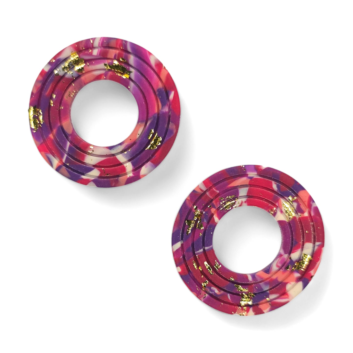 Μεγάλα καρφωτά στρογγυλά σκουλαρίκια φούξια μωβ χρυσό μαρμαρωτό μοτίβο από πολυμερικό πηλό