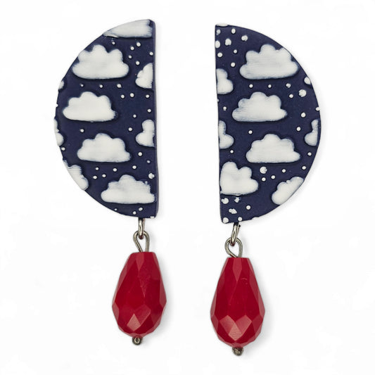 Σκουλαρίκια καρφωτά ημικύκλια μπλε με άσπρα συννεφάκια από πολυμερικό πηλό και κόκκινα κρύσταλλα