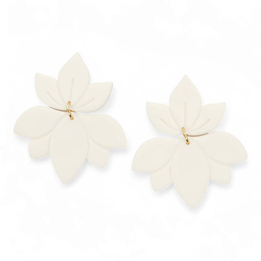 Σκουλαρίκια κρεμαστά λευκά λουλούδια από πολυμερικό πηλό