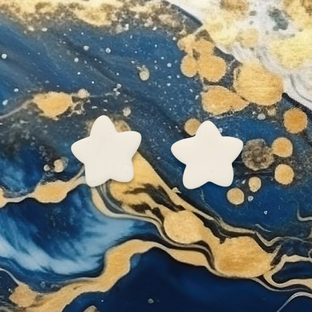 Σκουλαρίκια καρφωτά λευκά αστεράκια από πολυμερικό πηλό