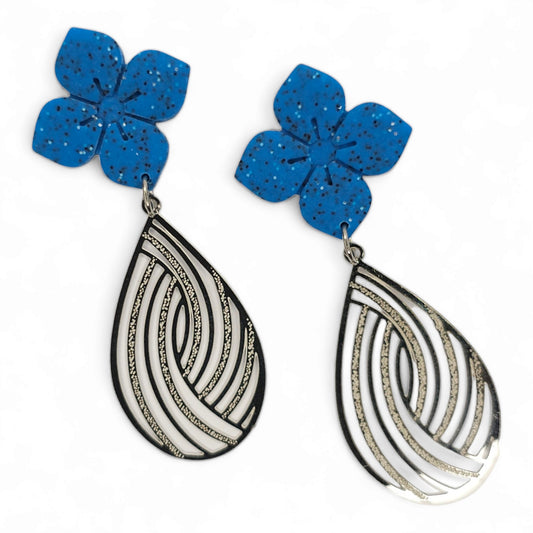 Σκουλαρίκια κρεμαστά με λουλούδια σε μπλε γρανίτη από πολυμερικό πηλό και ατσάλινα στοιχεία