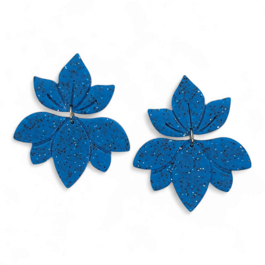 Σκουλαρίκια κρεμαστά λουλούδια σε μπλε γρανίτη από πολυμερικό πηλό