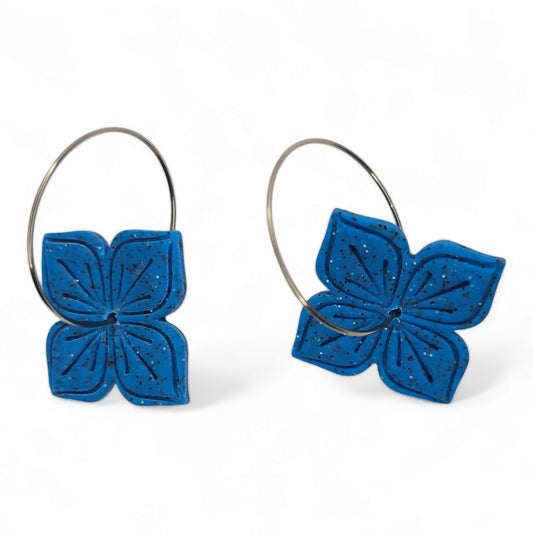 Σκουλαρίκια ατσάλινοι κρίκοι με λουλούδια σε μπλε γρανίτη από πολυμερικό πηλό