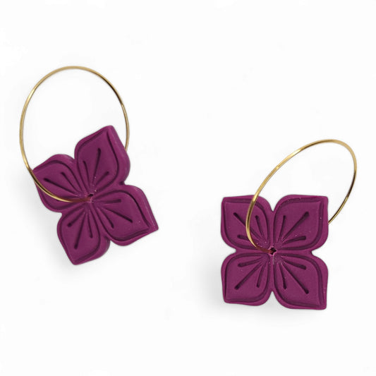 Σκουλαρίκια κρεμαστά χρυσοί κρίκοι με μωβ στοιχεία από πολυμερικό πηλό