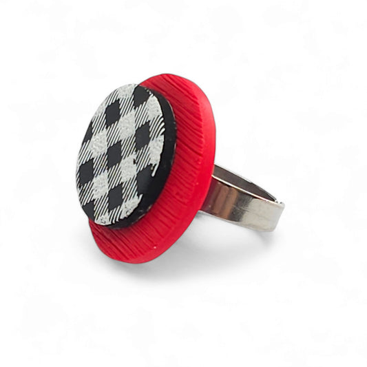 Στρογγυλό δαχτυλίδι με ασπρόμαυρο καρό και κόκκινο από πολυμερικό πηλό