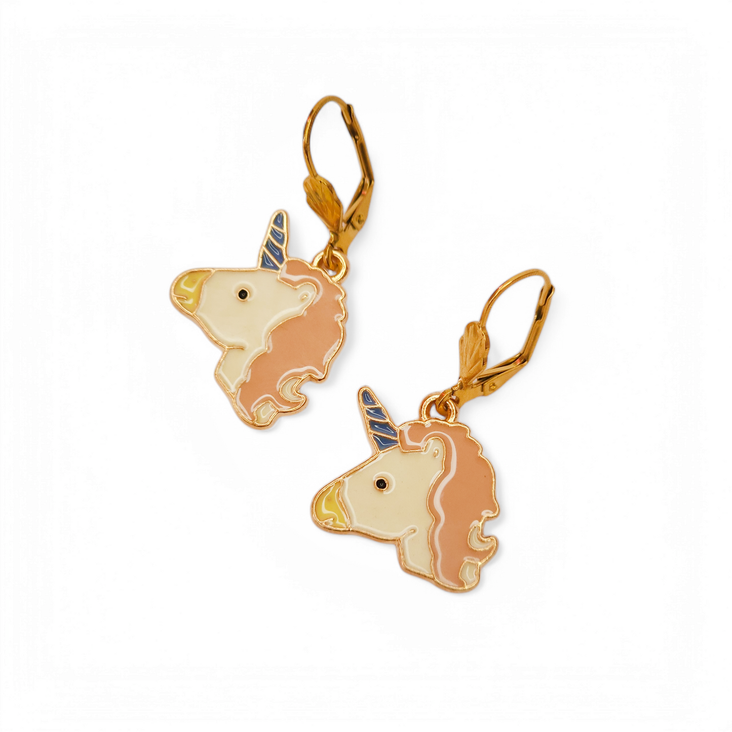 Μικρά κρεμαστά σκουλαρίκια μονόκεροι σε απαλό ροζ μέταλλο με σμάλτο