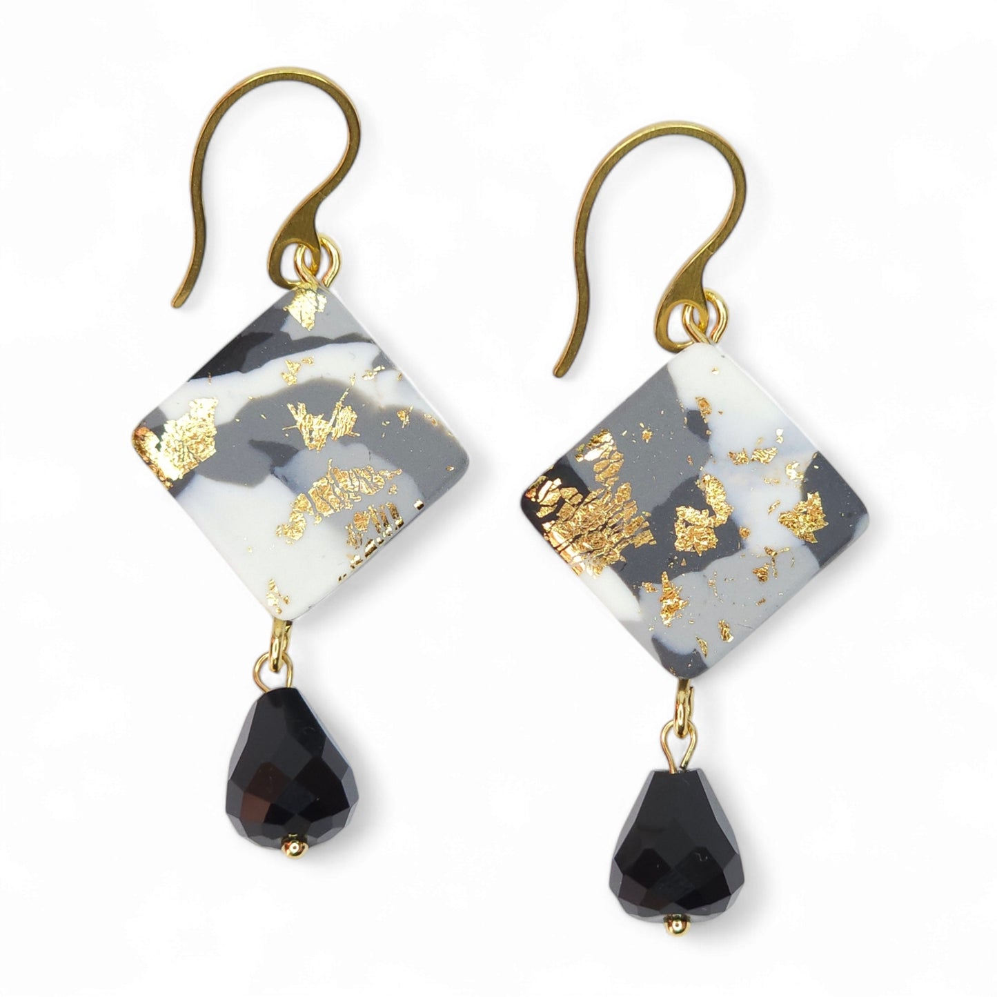 Σκουλαρίκια κρεμαστά τετράγωνα σε γκρι χρυσό μαρμαρωτό μοτίβο από πολυμερικό πηλό με μαύρα κρύσταλλα