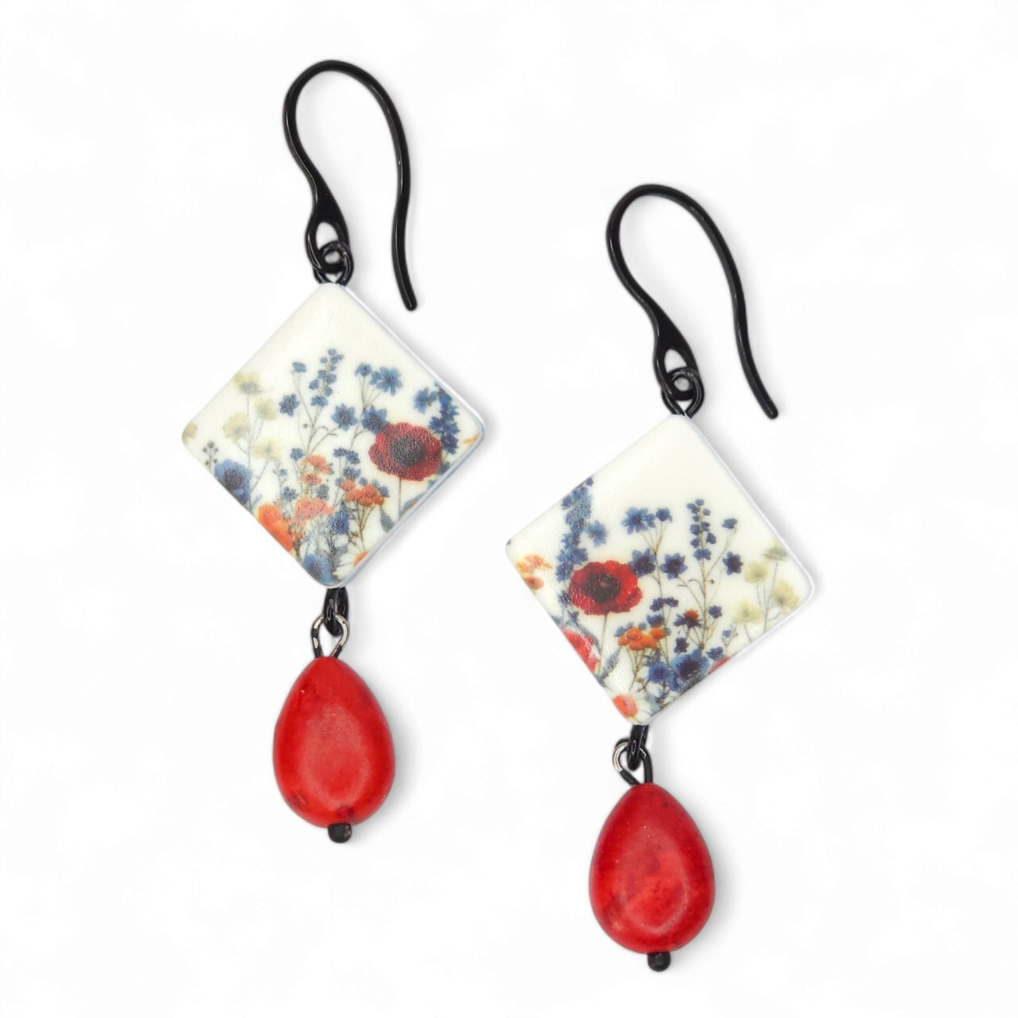 Κρεμαστά σκουλαρίκια με μοτίβο λουλούδια του αγρού από πολυμερικό πηλό και κόκκινες πέτρες