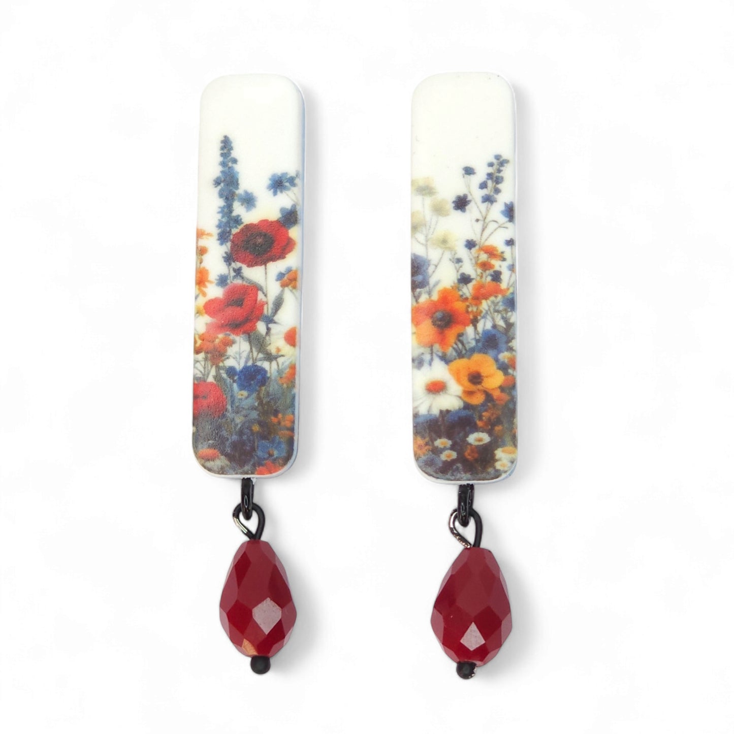 Καρφωτά παραλληλόγραμμα σκουλαρίκια με μοτίβο λουλούδια του αγρού από πολυμερικό πηλό και μπορντό κρύσταλλα