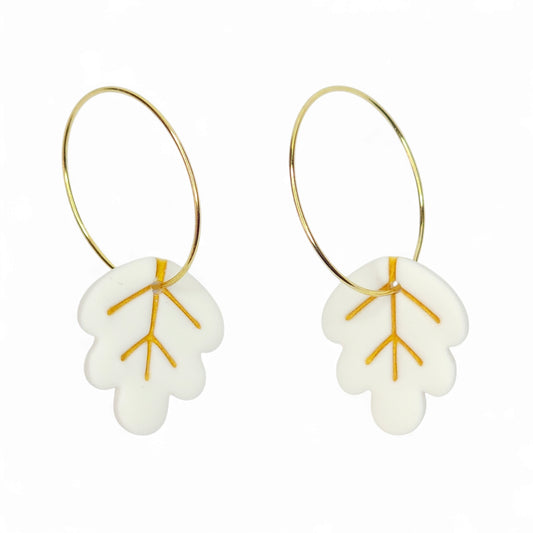 Κρεμαστά σκουλαρίκια κρίκοι με φύλλα σε λευκό με χρυσό από πολυμερικό πηλό