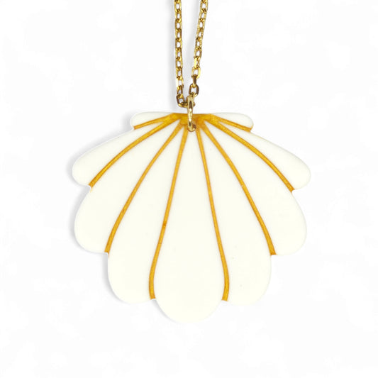 Μακρύ κολιέ κοχύλι σε λευκό με χρυσό από πολυμερικό πηλό με ατσάλινη αλυσίδα
