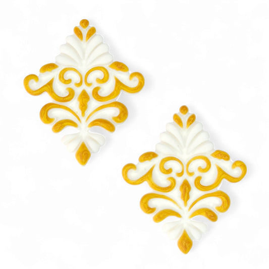 Κομψά καρφωτά σκουλαρίκια σε λευκό με χρυσό από πολυμερικό πηλό