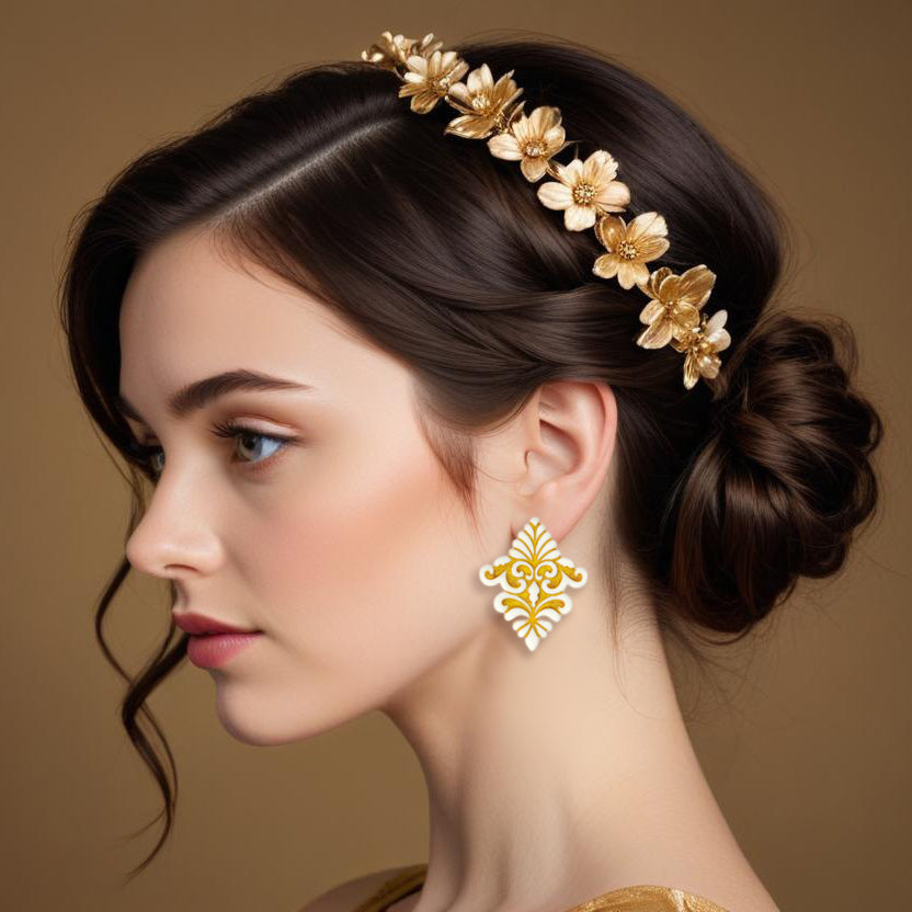 Κομψά καρφωτά σκουλαρίκια σε λευκό με χρυσό από πολυμερικό πηλό