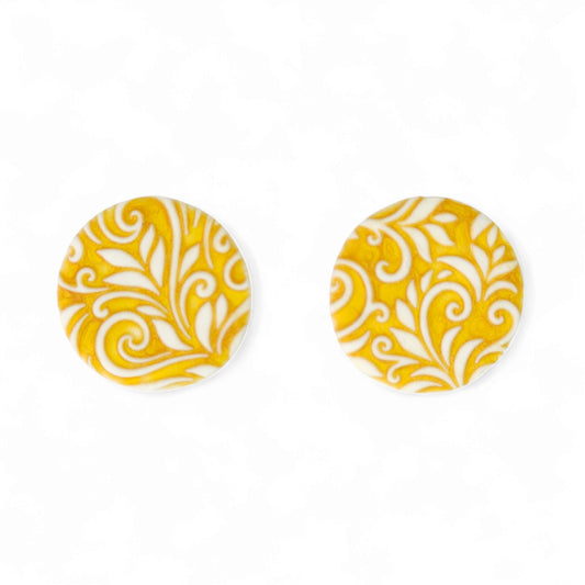 Καρφωτά σκουλαρίκια ανάγλυφα στρογγυλά σε λευκό με χρυσό από πολυμερικό πηλό