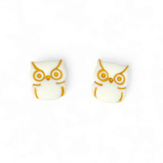 Καρφωτά σκουλαρίκια κουκουβάγιες σε λευκό με χρυσό από πολυμερικό πηλό