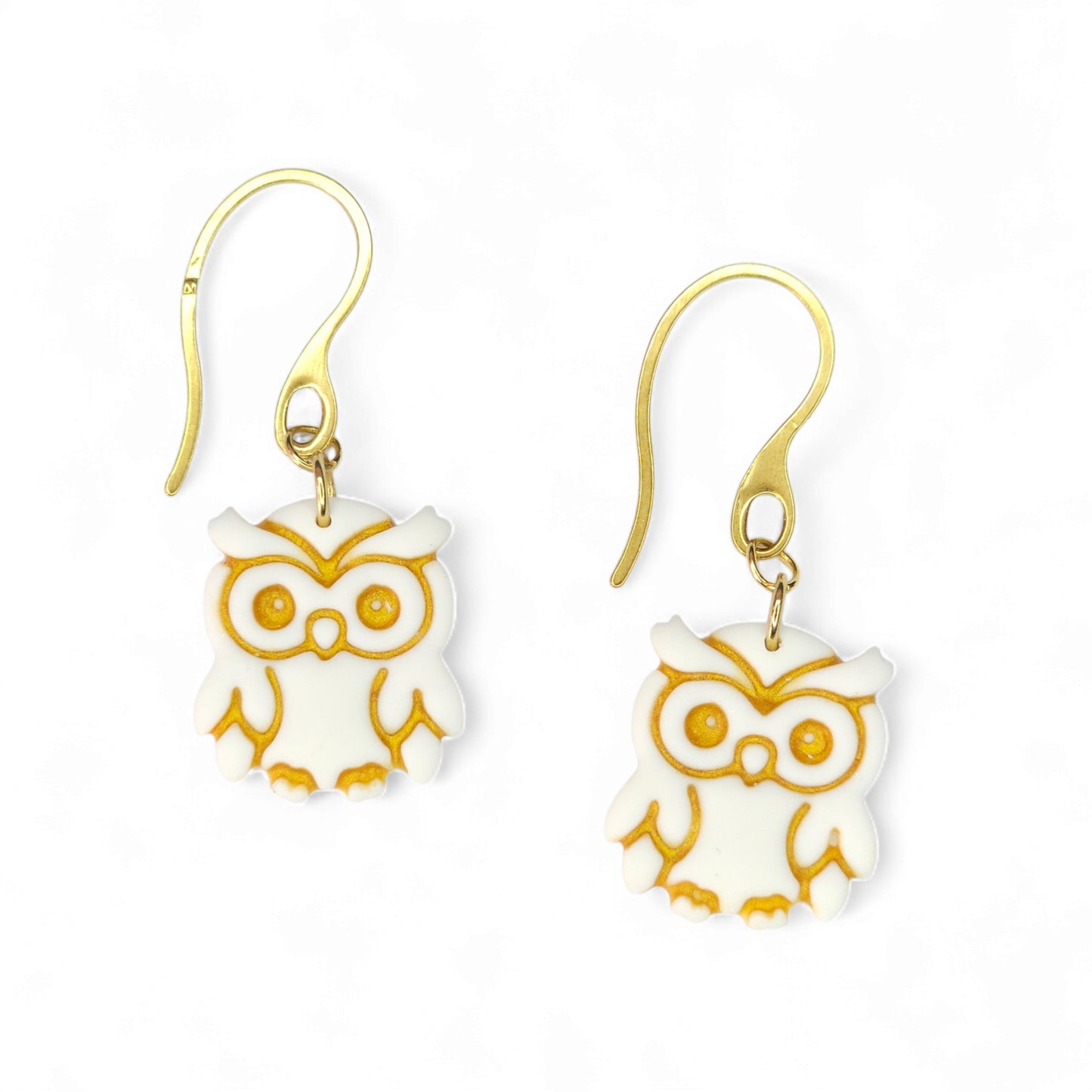 Μικρά κρεμαστά σκουλαρίκια κουκουβάγιες σε λευκό με χρυσό από πολυμερικό πηλό