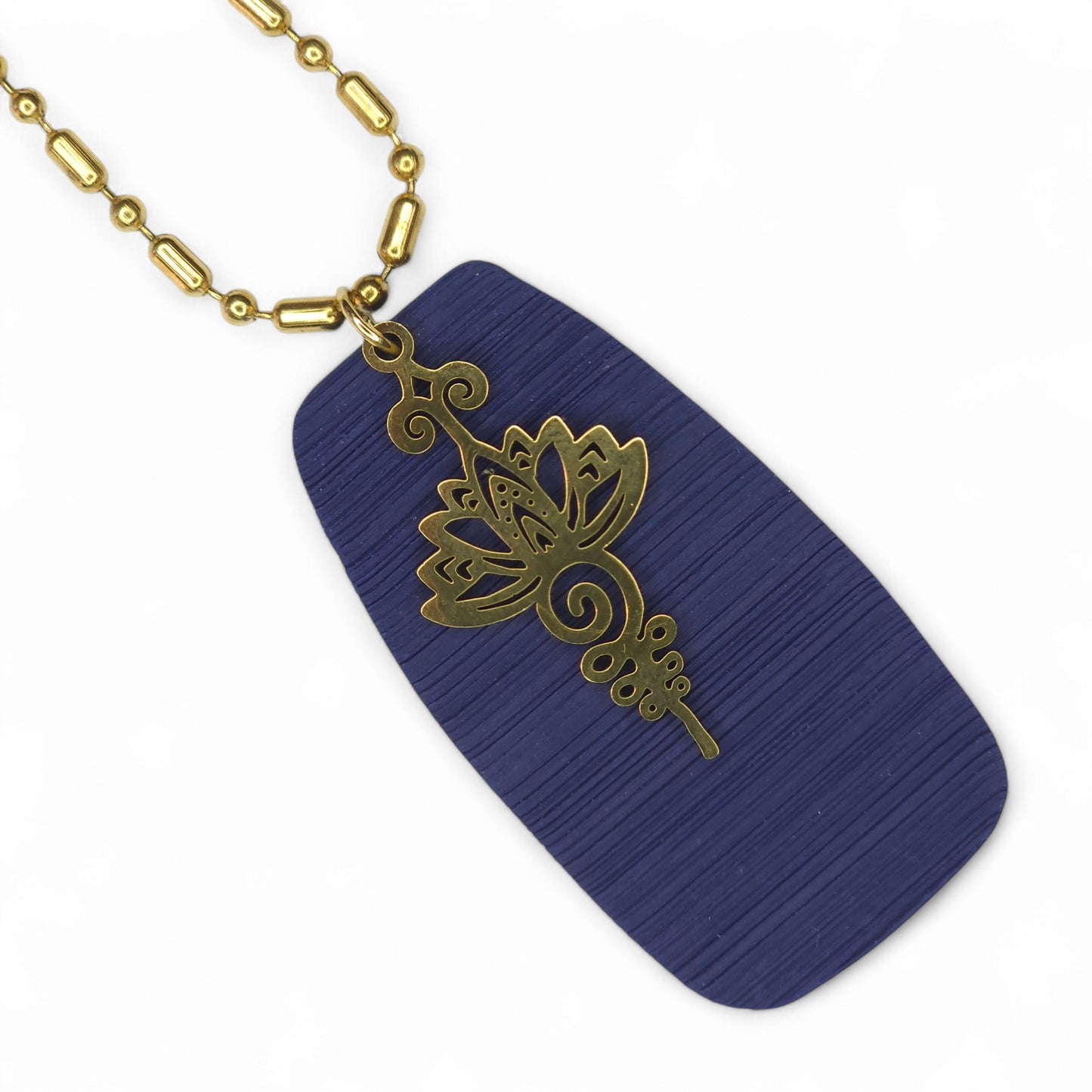 Κομψό μακρύ κολιέ μπλε μαρίν από πολυμερικό πηλό με χρυσό ατσάλινο στοιχείο