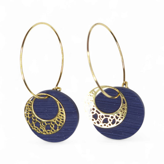 Σκουλαρίκια κρεμαστά χρυσοί κρίκοι με μπλε μαρίν στοιχεία από πολυμερικό πηλό