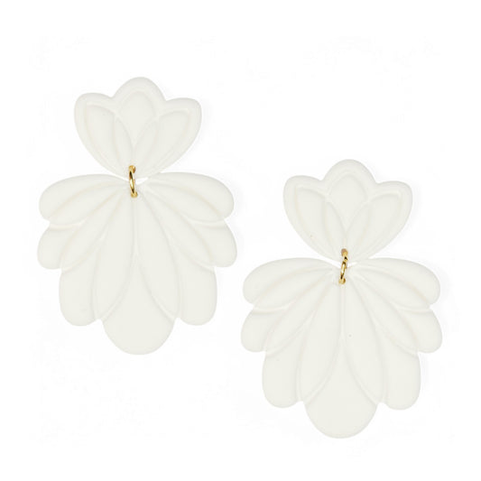 Σκουλαρίκια κρεμαστά λευκά λουλούδια από πολυμερικό πηλό