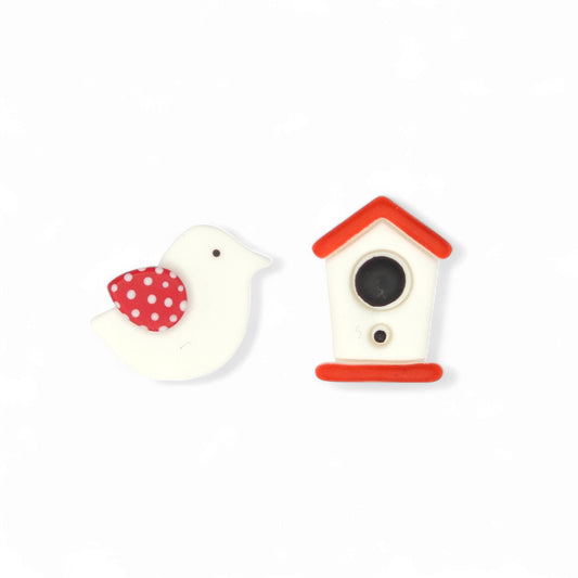 Ανόμοια καρφωτά σκουλαρίκια πουλάκι σπιτάκι σε λευκό με κόκκινο από πολυμερικό πηλό