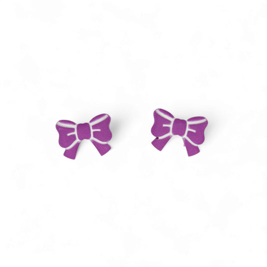 Μικρά καρφωτά σκουλαρίκια μωβ φιογκάκια από πολυμερικό πηλό