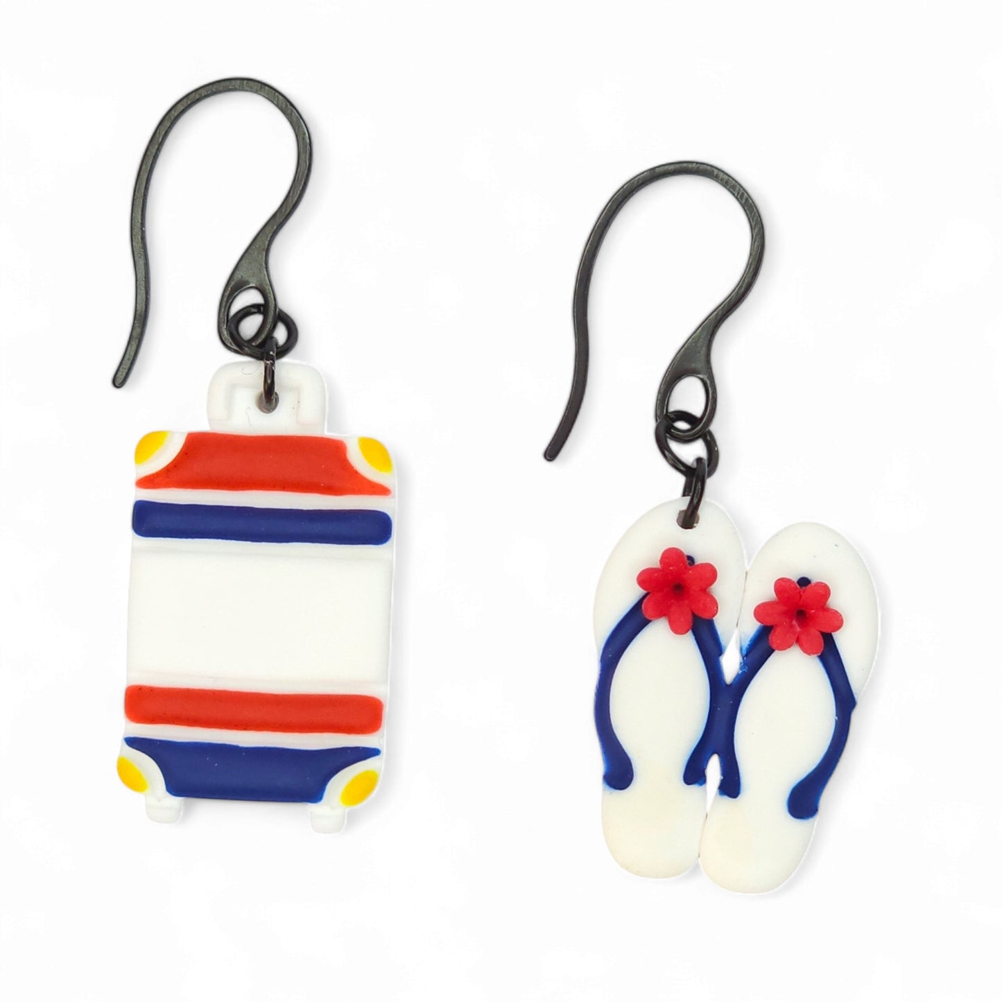 Καλοκαιρινά ανόμοια κρεμαστά σκουλαρίκια βαλίτσα και σαγιονάρες από πολυμερικό πηλό