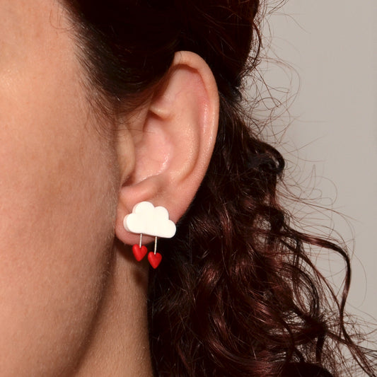 Καρφωτά σκουλαρίκια λευκά συννεφάκια με κόκκινες καρδούλες