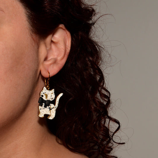 Σκουλαρίκια άσπρες γάτες με μαύρους φιόγκους και χρυσές λεπτομέρειες